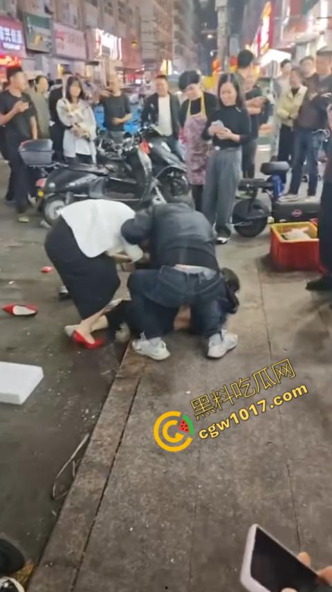 热闹龙港夜市:原配大战小三,血雨腥风惊百客围观!温州最疯狂烧烤摊街头对决,拳风猛烈,头发乱飞,争风吃醋,看个痛快! 第4张 热闹龙港夜市:原配大战小三,血雨腥风惊百客围观!温州最疯狂烧烤摊街头对决,拳风猛烈,头发乱飞,争风吃醋,看个痛快! 第4张