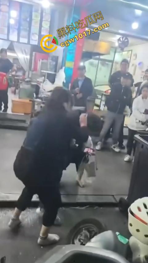 热闹龙港夜市:原配大战小三,血雨腥风惊百客围观!温州最疯狂烧烤摊街头对决,拳风猛烈,头发乱飞,争风吃醋,看个痛快! 第5张 热闹龙港夜市:原配大战小三,血雨腥风惊百客围观!温州最疯狂烧烤摊街头对决,拳风猛烈,头发乱飞,争风吃醋,看个痛快! 第5张