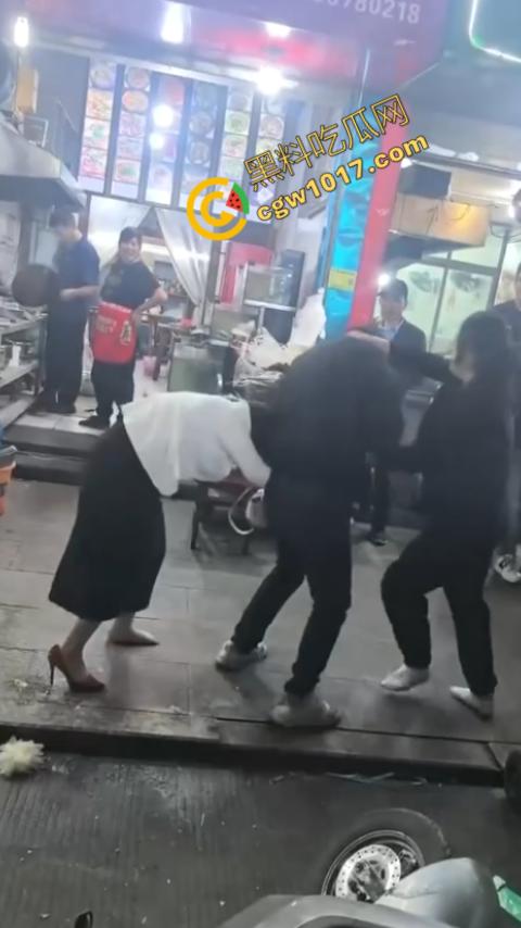 热闹龙港夜市:原配大战小三,血雨腥风惊百客围观!温州最疯狂烧烤摊街头对决,拳风猛烈,头发乱飞,争风吃醋,看个痛快! 第6张 热闹龙港夜市:原配大战小三,血雨腥风惊百客围观!温州最疯狂烧烤摊街头对决,拳风猛烈,头发乱飞,争风吃醋,看个痛快! 第6张