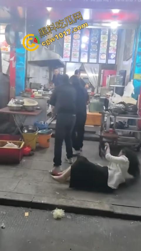 热闹龙港夜市:原配大战小三,血雨腥风惊百客围观!温州最疯狂烧烤摊街头对决,拳风猛烈,头发乱飞,争风吃醋,看个痛快! 第7张 热闹龙港夜市:原配大战小三,血雨腥风惊百客围观!温州最疯狂烧烤摊街头对决,拳风猛烈,头发乱飞,争风吃醋,看个痛快! 第7张