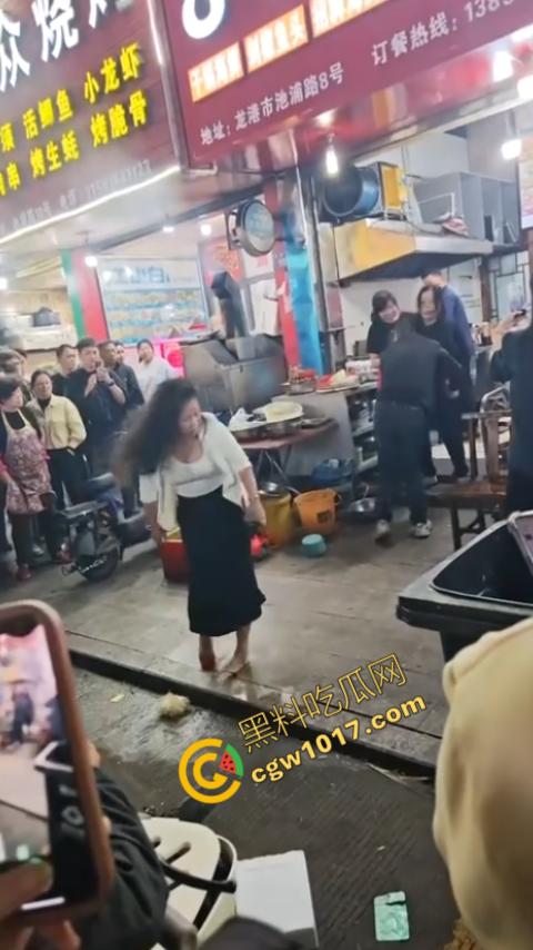 热闹龙港夜市:原配大战小三,血雨腥风惊百客围观!温州最疯狂烧烤摊街头对决,拳风猛烈,头发乱飞,争风吃醋,看个痛快! 第8张 热闹龙港夜市:原配大战小三,血雨腥风惊百客围观!温州最疯狂烧烤摊街头对决,拳风猛烈,头发乱飞,争风吃醋,看个痛快! 第8张