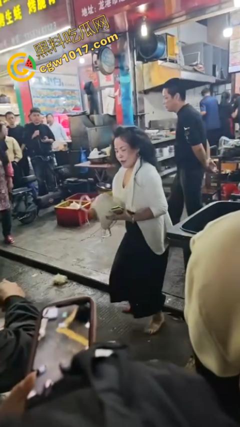 热闹龙港夜市:原配大战小三,血雨腥风惊百客围观!温州最疯狂烧烤摊街头对决,拳风猛烈,头发乱飞,争风吃醋,看个痛快! 第9张 热闹龙港夜市:原配大战小三,血雨腥风惊百客围观!温州最疯狂烧烤摊街头对决,拳风猛烈,头发乱飞,争风吃醋,看个痛快! 第9张