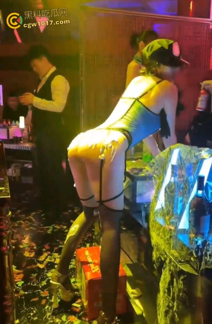 开单狗推酒吧狂爆金币，极品身材性感美女香槟湿身热舞，黑丝翘臀性感诱人，尺度炸裂到极致！  第7张