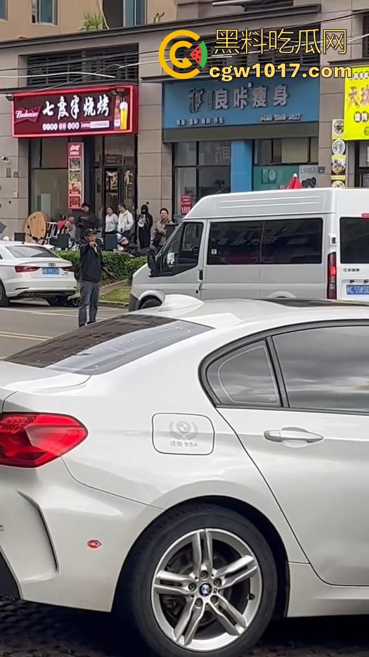 惠安男子拿把玩具枪当路霸，马路中央举起AK对过往车辆拦停，嘴里喊着执行公务，手中的枪发出音响笑死！  第7张