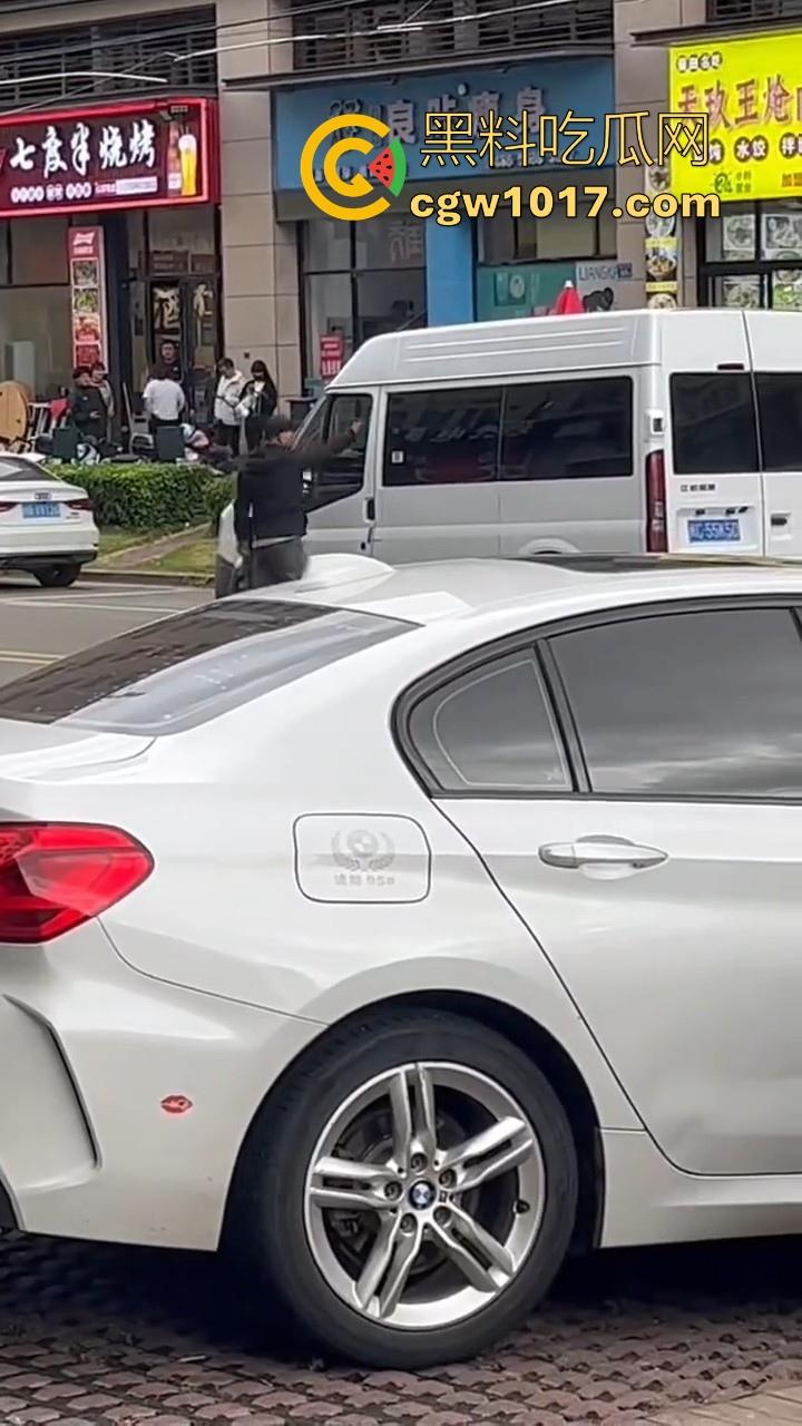 惠安男子拿把玩具枪当路霸，马路中央举起AK对过往车辆拦停，嘴里喊着执行公务，手中的枪发出音响笑死！  第8张