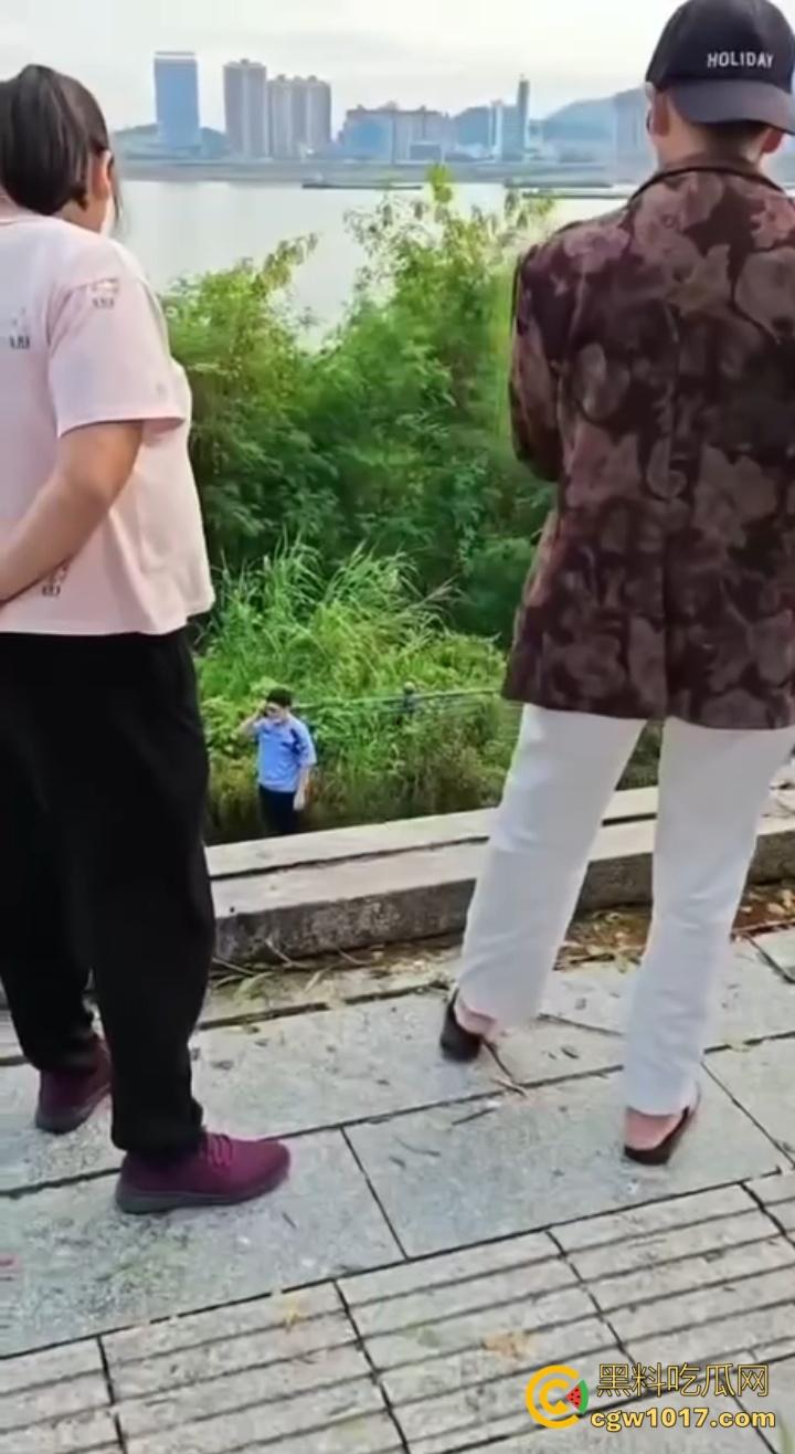 广东肇庆端州江滨堤，长发男司机疲劳驾驶，导致车辆失控开下堤坝，车辆翻滚险些酿成惨剧 ！  第1张