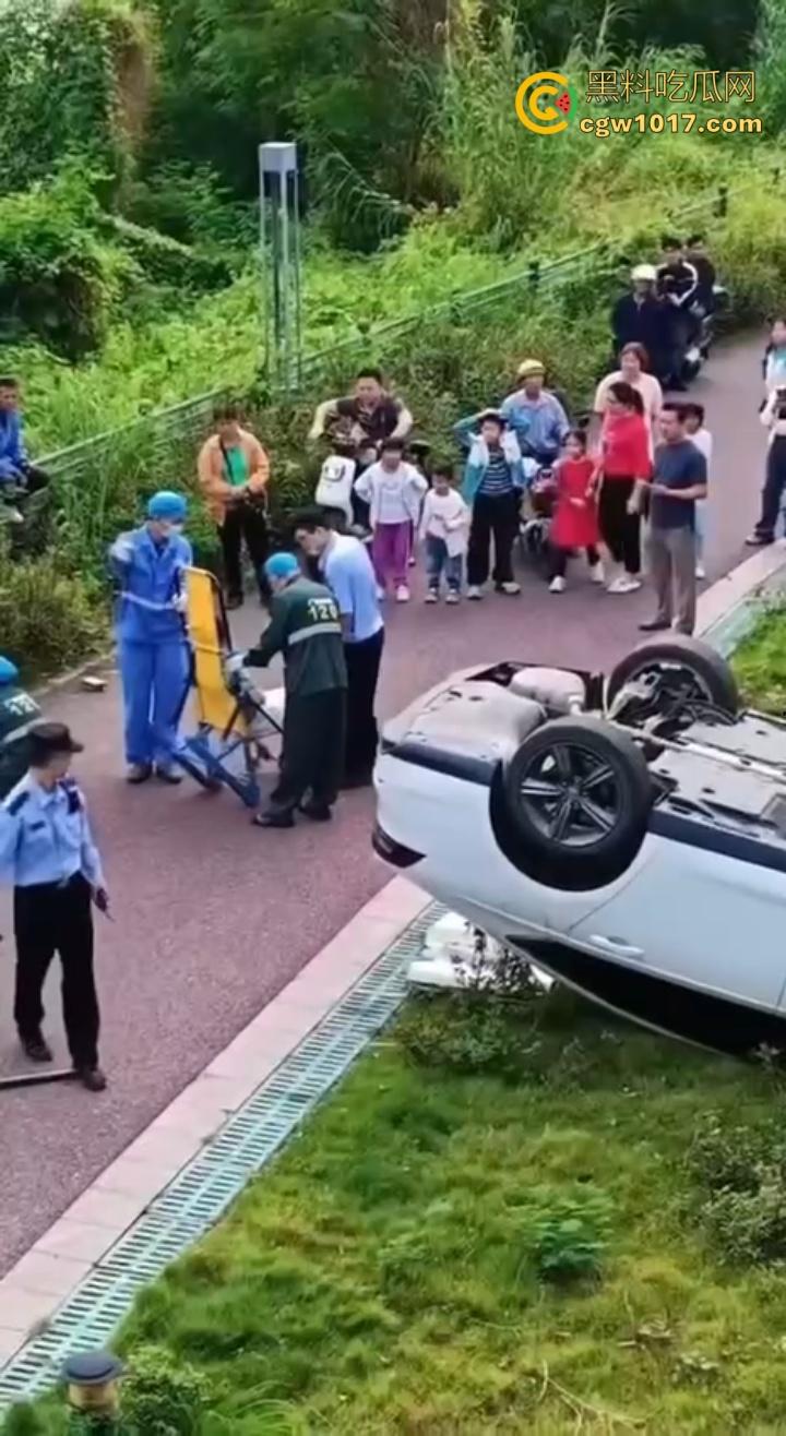 广东肇庆端州江滨堤，长发男司机疲劳驾驶，导致车辆失控开下堤坝，车辆翻滚险些酿成惨剧 ！  第3张