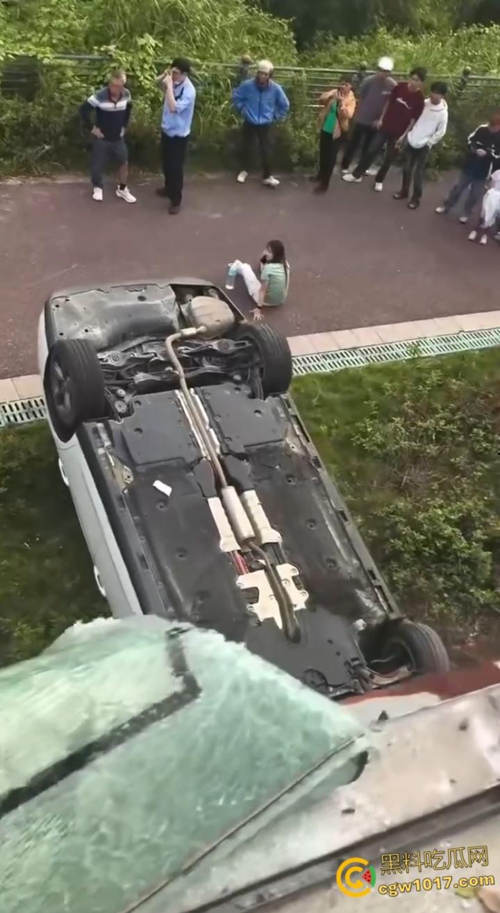 广东肇庆端州江滨堤，长发男司机疲劳驾驶，导致车辆失控开下堤坝，车辆翻滚险些酿成惨剧 ！  第5张
