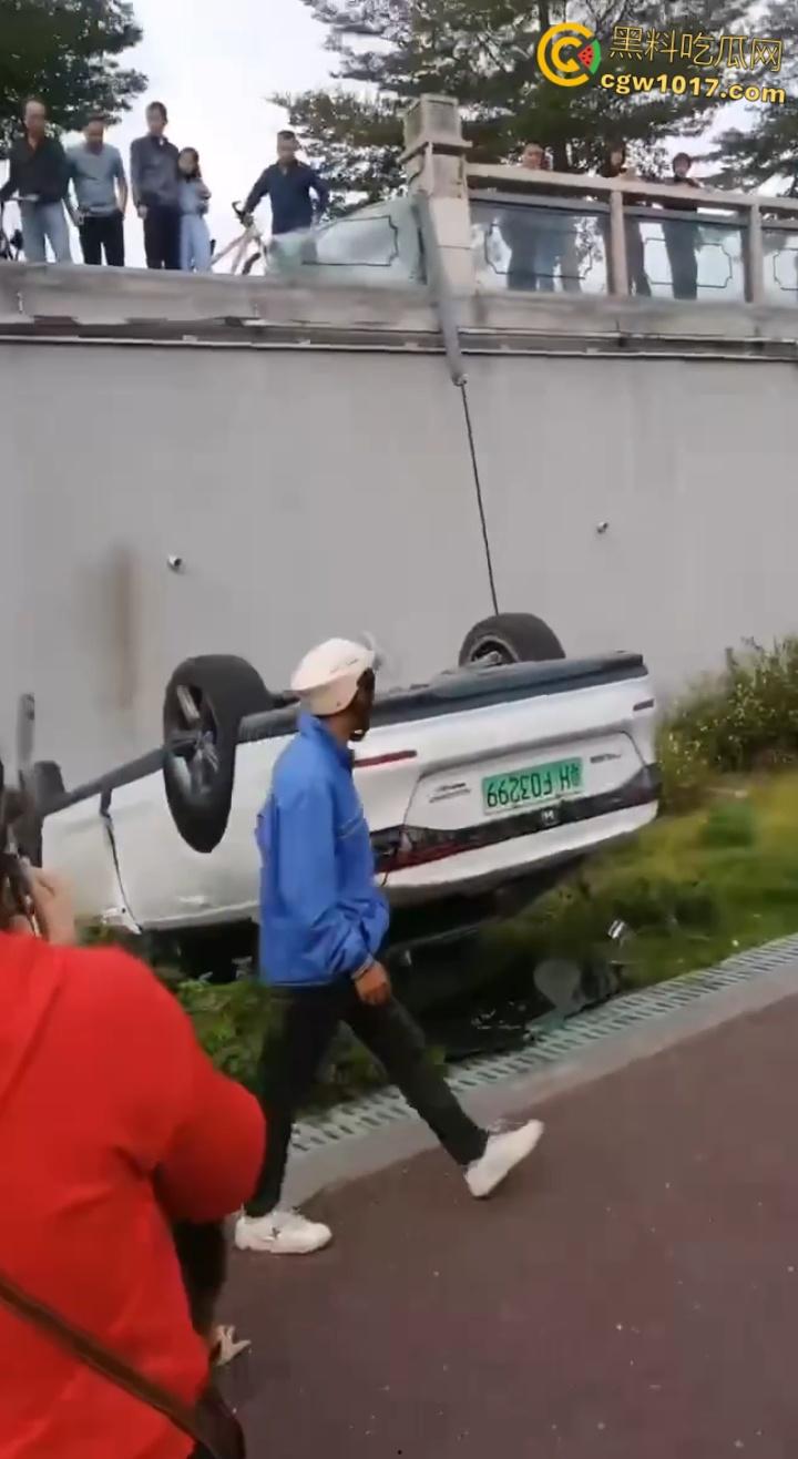 广东肇庆端州江滨堤，长发男司机疲劳驾驶，导致车辆失控开下堤坝，车辆翻滚险些酿成惨剧 ！  第7张