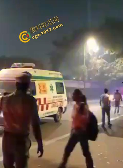 印度新德里景区爆炸震惊世人,鲜血渗透街道,8人当场死亡,惨烈火光照亮恐怖夜空,如同地狱修罗场! 第1张 印度新德里景区爆炸震惊世人,鲜血渗透街道,8人当场死亡,惨烈火光照亮恐怖夜空,如同地狱修罗场! 第1张