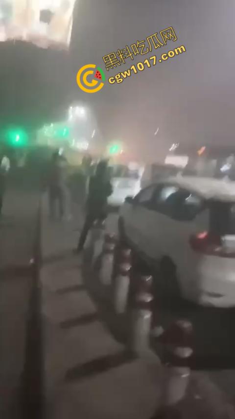 印度新德里景区爆炸震惊世人,鲜血渗透街道,8人当场死亡,惨烈火光照亮恐怖夜空,如同地狱修罗场! 第2张 印度新德里景区爆炸震惊世人,鲜血渗透街道,8人当场死亡,惨烈火光照亮恐怖夜空,如同地狱修罗场! 第2张