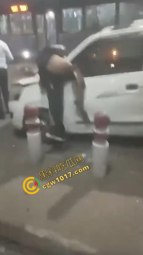 印度新德里景区爆炸震惊世人,鲜血渗透街道,8人当场死亡,惨烈火光照亮恐怖夜空,如同地狱修罗场! 第3张 印度新德里景区爆炸震惊世人,鲜血渗透街道,8人当场死亡,惨烈火光照亮恐怖夜空,如同地狱修罗场! 第3张