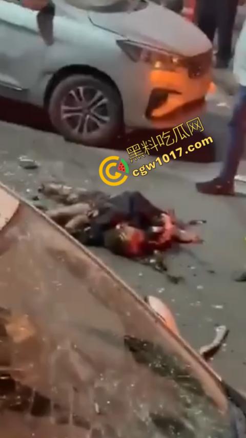 印度新德里景区爆炸震惊世人,鲜血渗透街道,8人当场死亡,惨烈火光照亮恐怖夜空,如同地狱修罗场! 第7张 印度新德里景区爆炸震惊世人,鲜血渗透街道,8人当场死亡,惨烈火光照亮恐怖夜空,如同地狱修罗场! 第7张