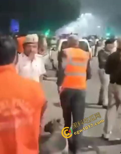 印度新德里景区爆炸震惊世人,鲜血渗透街道,8人当场死亡,惨烈火光照亮恐怖夜空,如同地狱修罗场! 第8张 印度新德里景区爆炸震惊世人,鲜血渗透街道,8人当场死亡,惨烈火光照亮恐怖夜空,如同地狱修罗场! 第8张