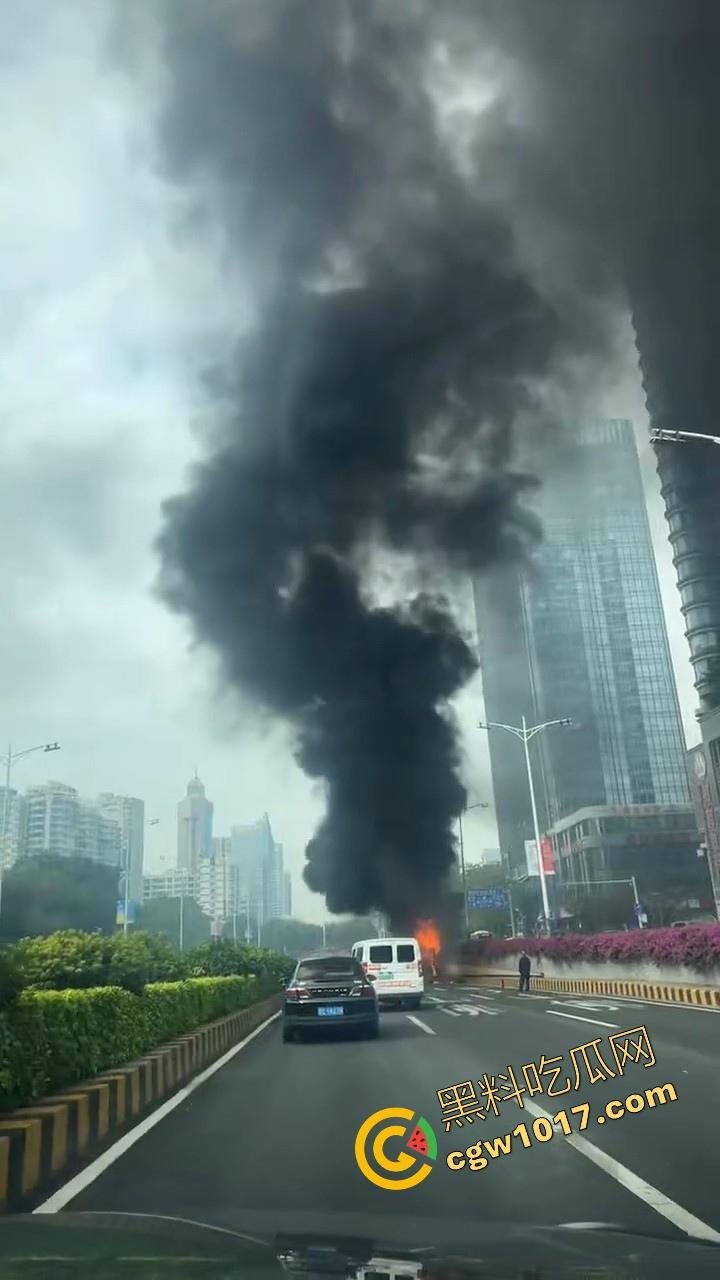 广东佛山季华园隧道口公交车发生自燃，现场浓烟滚滚，火势极其的大，具体自燃原因还待查明！  第4张