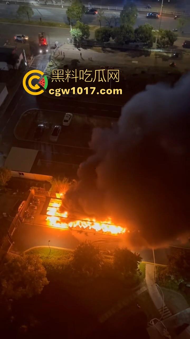 广东韶关碧桂园天玺湾，电动车充电自燃着大火，又是电动车着火，不管是在路上还是停车场真得离电车远点！  第2张