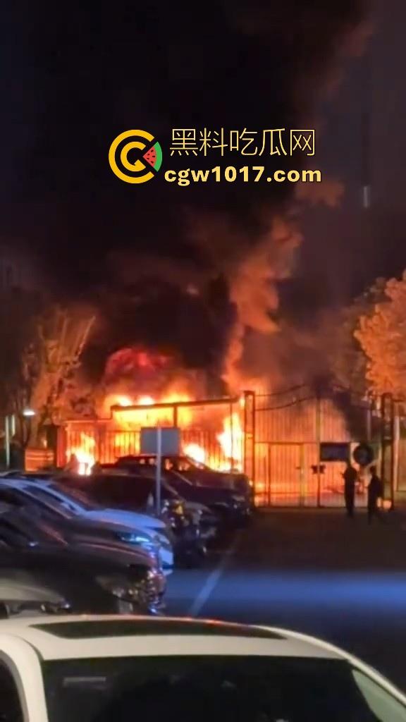 广东韶关碧桂园天玺湾，电动车充电自燃着大火，又是电动车着火，不管是在路上还是停车场真得离电车远点！  第4张