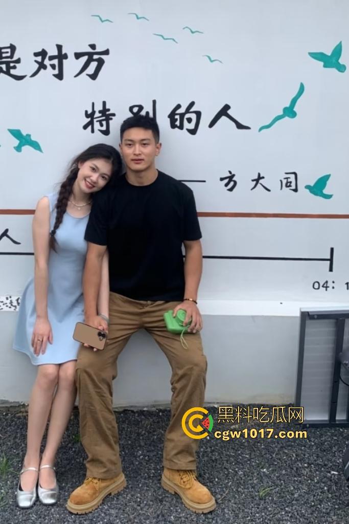 从白天到黑夜，4号楼教学楼户外石椅，校园男女搔痒难耐，穿开裆裤疯狂骑乘！书扔地上，奶子握在手里！  第2张