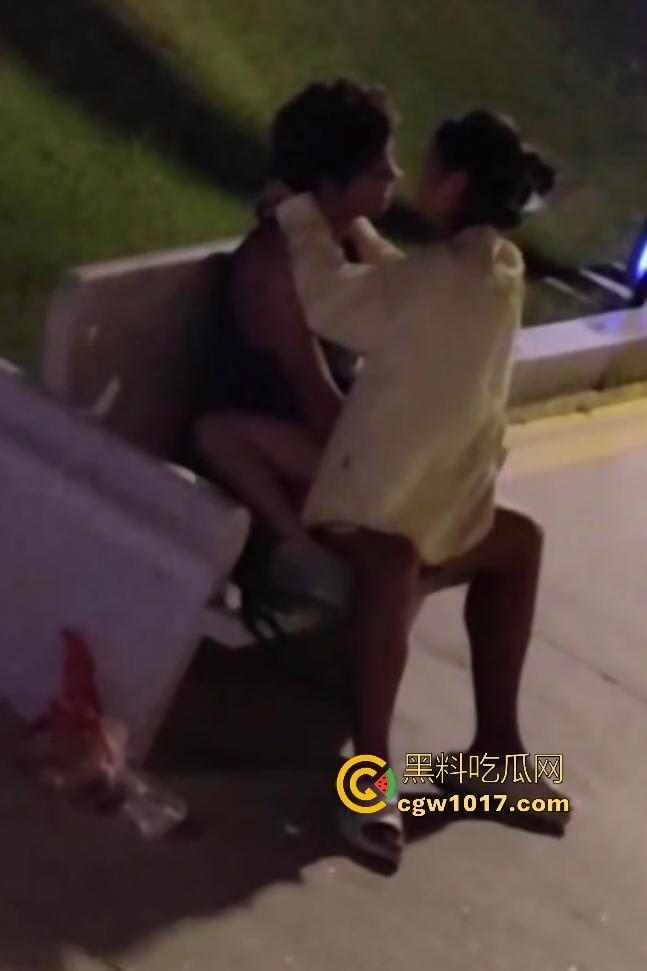 从白天到黑夜，4号楼教学楼户外石椅，校园男女搔痒难耐，穿开裆裤疯狂骑乘！书扔地上，奶子握在手里！  第3张