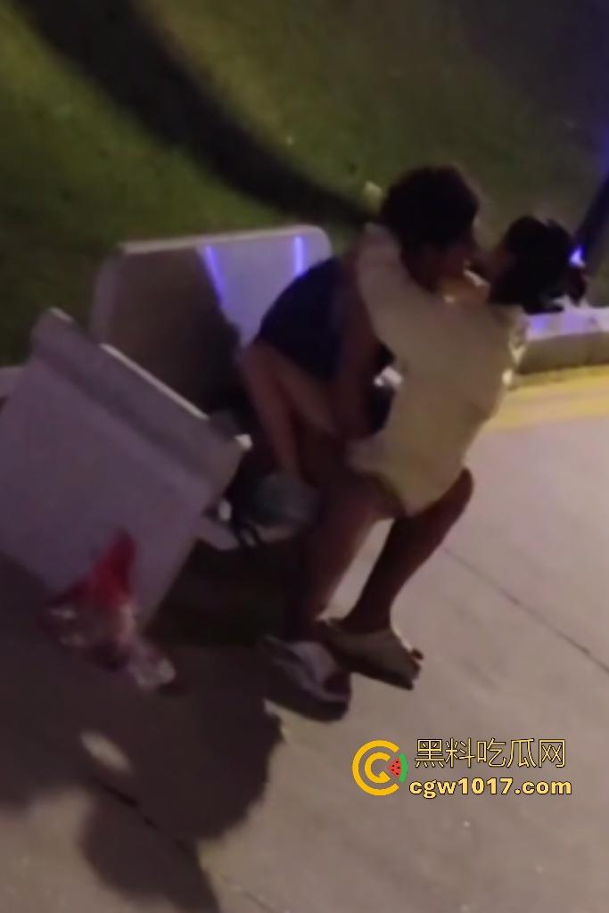 从白天到黑夜，4号楼教学楼户外石椅，校园男女搔痒难耐，穿开裆裤疯狂骑乘！书扔地上，奶子握在手里！  第7张