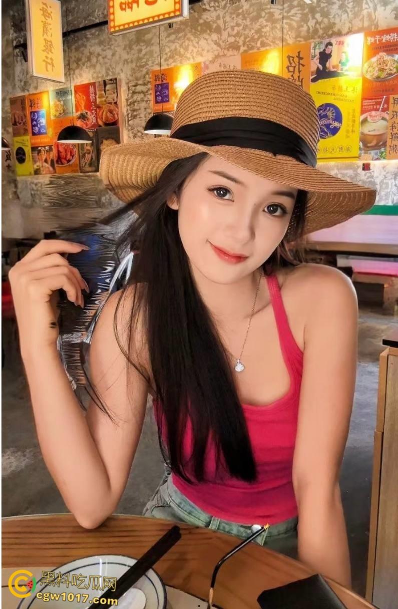 让姐姐插着跳蛋打扫卫生，饥渴奶奶的的姐姐，捏着奶子还喊着爸爸操我，按住头疯狂口交，后入内射小嫩穴！  第1张