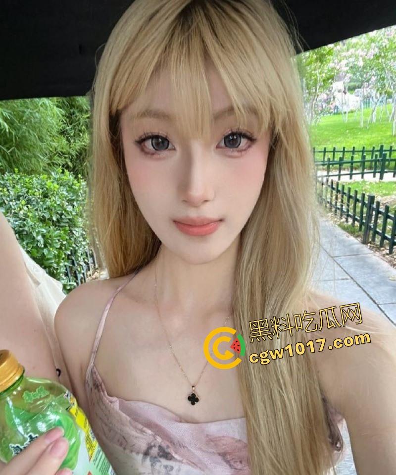 潍坊艺校摩天轮百米啪啪女主【袁雯晴】最新做爱视频曝光，高颜值小母狗，日常吃鸡做爱，各种场所都尝试过，玩法花式挑逗你下体！  第1张