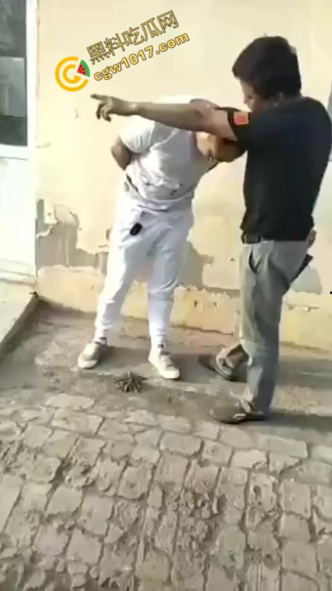 巷中血战:刀光闪烁,白衣男子求锤得锤,黑衣男子疯狂连刀,街头惊魂一幕,鲜血四溅,震惊全城! 第1张 巷中血战:刀光闪烁,白衣男子求锤得锤,黑衣男子疯狂连刀,街头惊魂一幕,鲜血四溅,震惊全城! 第1张