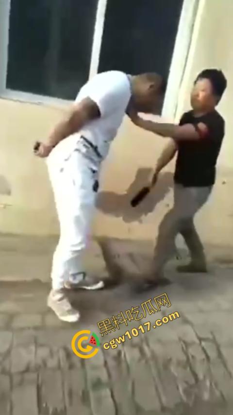 巷中血战:刀光闪烁,白衣男子求锤得锤,黑衣男子疯狂连刀,街头惊魂一幕,鲜血四溅,震惊全城! 第2张 巷中血战:刀光闪烁,白衣男子求锤得锤,黑衣男子疯狂连刀,街头惊魂一幕,鲜血四溅,震惊全城! 第2张