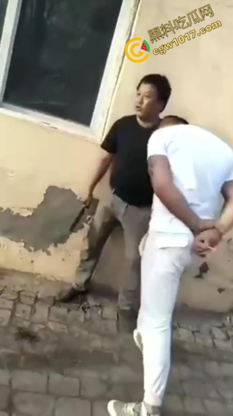 巷中血战:刀光闪烁,白衣男子求锤得锤,黑衣男子疯狂连刀,街头惊魂一幕,鲜血四溅,震惊全城! 第4张 巷中血战:刀光闪烁,白衣男子求锤得锤,黑衣男子疯狂连刀,街头惊魂一幕,鲜血四溅,震惊全城! 第4张