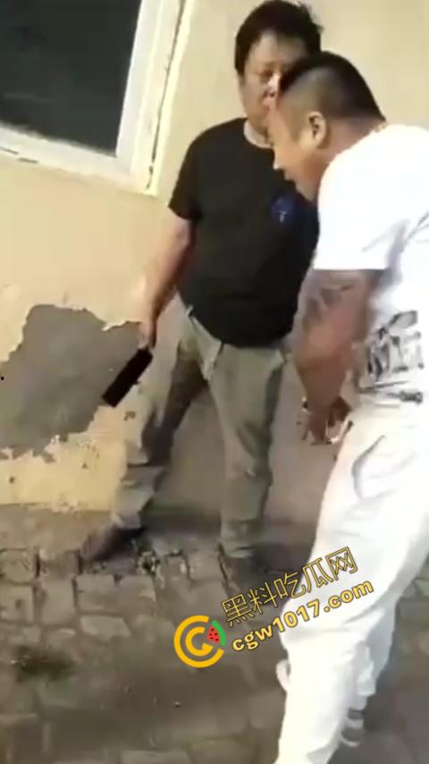 巷中血战:刀光闪烁,白衣男子求锤得锤,黑衣男子疯狂连刀,街头惊魂一幕,鲜血四溅,震惊全城! 第5张 巷中血战:刀光闪烁,白衣男子求锤得锤,黑衣男子疯狂连刀,街头惊魂一幕,鲜血四溅,震惊全城! 第5张