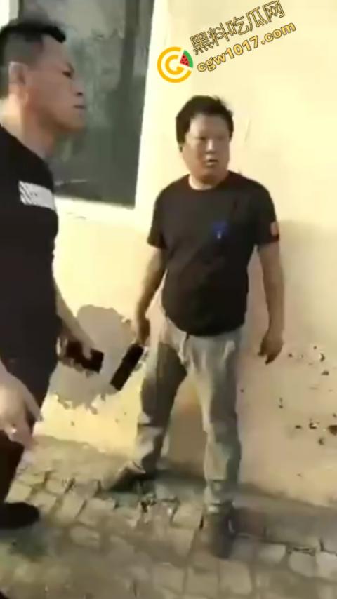 巷中血战:刀光闪烁,白衣男子求锤得锤,黑衣男子疯狂连刀,街头惊魂一幕,鲜血四溅,震惊全城! 第6张 巷中血战:刀光闪烁,白衣男子求锤得锤,黑衣男子疯狂连刀,街头惊魂一幕,鲜血四溅,震惊全城! 第6张