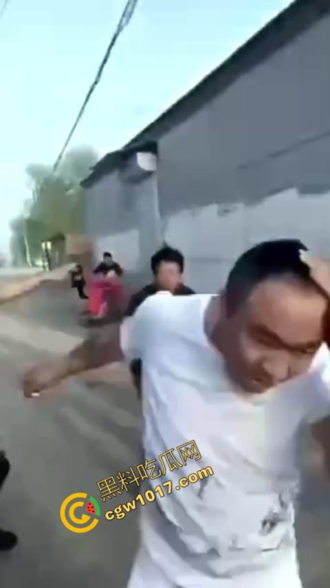 巷中血战:刀光闪烁,白衣男子求锤得锤,黑衣男子疯狂连刀,街头惊魂一幕,鲜血四溅,震惊全城! 第8张 巷中血战:刀光闪烁,白衣男子求锤得锤,黑衣男子疯狂连刀,街头惊魂一幕,鲜血四溅,震惊全城! 第8张