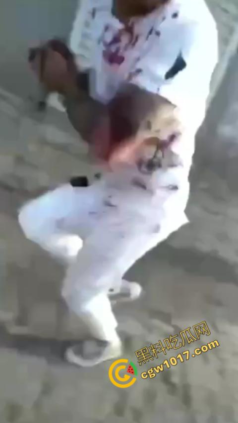 巷中血战:刀光闪烁,白衣男子求锤得锤,黑衣男子疯狂连刀,街头惊魂一幕,鲜血四溅,震惊全城! 第9张 巷中血战:刀光闪烁,白衣男子求锤得锤,黑衣男子疯狂连刀,街头惊魂一幕,鲜血四溅,震惊全城! 第9张