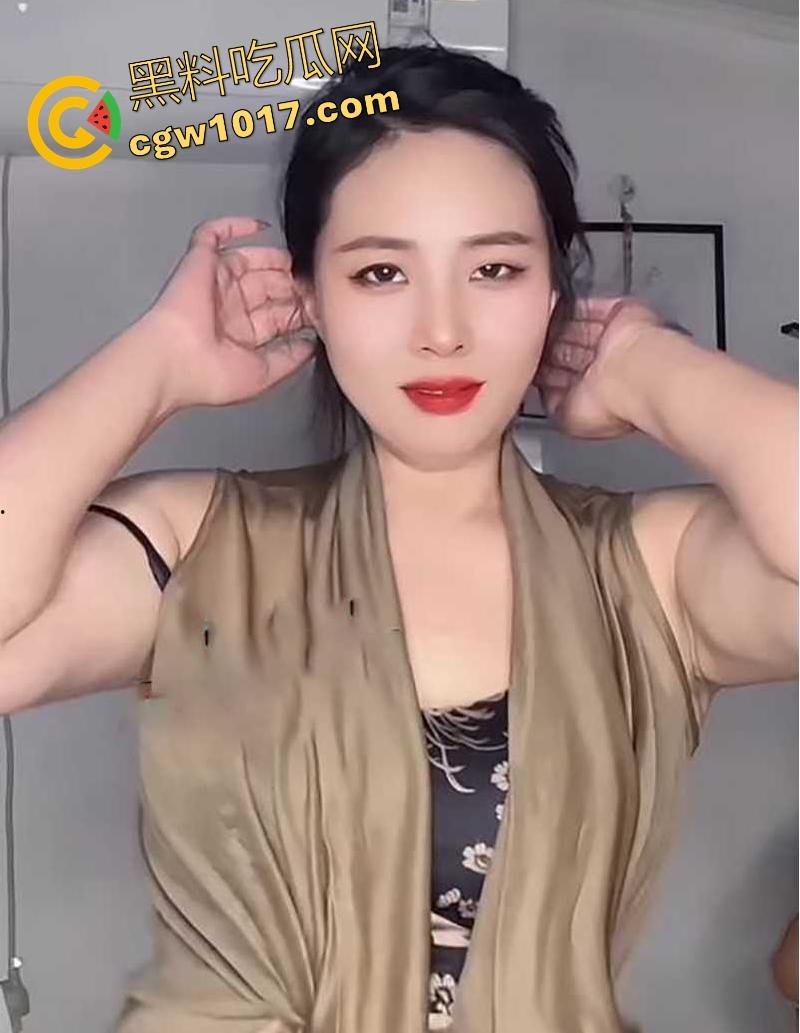 快手熟女网红【二娘肚皮舞】玩裸聊掰穴自慰喷尿！风韵犹存的微胖身材，犹如西瓜大的巨乳，比基尼骚裤下藏着久经沙场的肥穴！  第2张