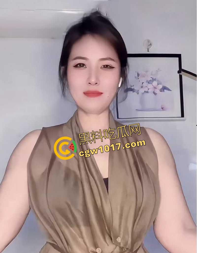 快手熟女网红【二娘肚皮舞】玩裸聊掰穴自慰喷尿！风韵犹存的微胖身材，犹如西瓜大的巨乳，比基尼骚裤下藏着久经沙场的肥穴！  第3张