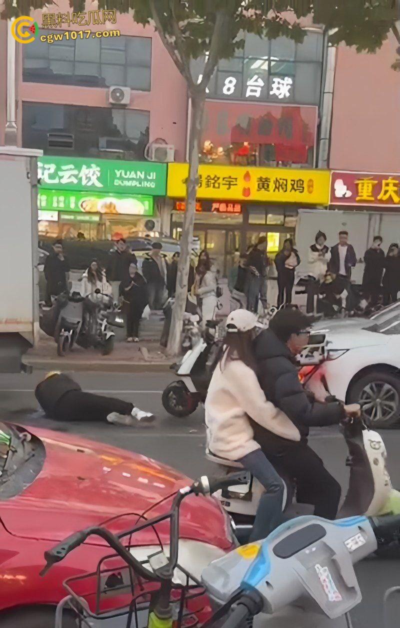 山东日照银色小车撞倒外卖小哥,下车后非但不道歉,反倒暴跳如雷,还遭司机浇水辱骂,路人怒斥霸凌 ! 第2张 山东日照银色小车撞倒外卖小哥,下车后非但不道歉,反倒暴跳如雷,还遭司机浇水辱骂,路人怒斥霸凌 ! 第2张