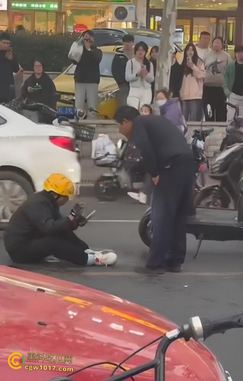 山东日照银色小车撞倒外卖小哥,下车后非但不道歉,反倒暴跳如雷,还遭司机浇水辱骂,路人怒斥霸凌 ! 第4张 山东日照银色小车撞倒外卖小哥,下车后非但不道歉,反倒暴跳如雷,还遭司机浇水辱骂,路人怒斥霸凌 ! 第4张