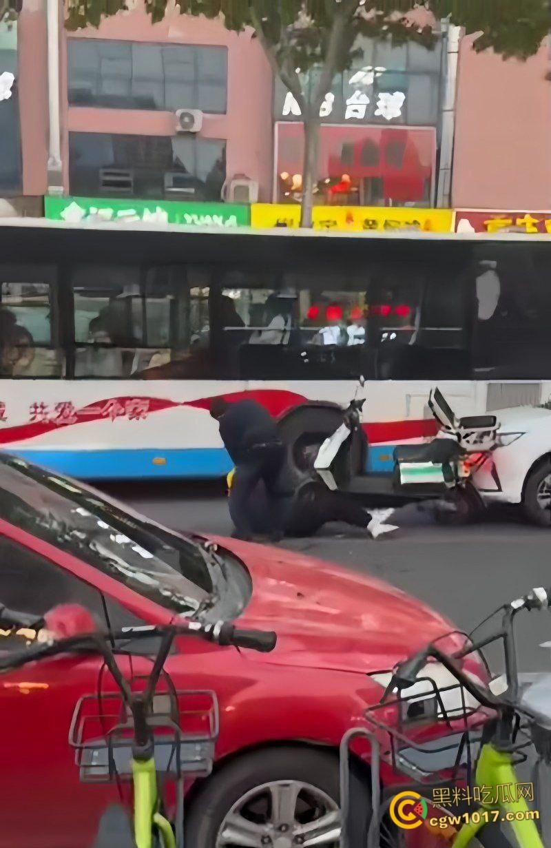 山东日照银色小车撞倒外卖小哥,下车后非但不道歉,反倒暴跳如雷,还遭司机浇水辱骂,路人怒斥霸凌 ! 第6张 山东日照银色小车撞倒外卖小哥,下车后非但不道歉,反倒暴跳如雷,还遭司机浇水辱骂,路人怒斥霸凌 ! 第6张