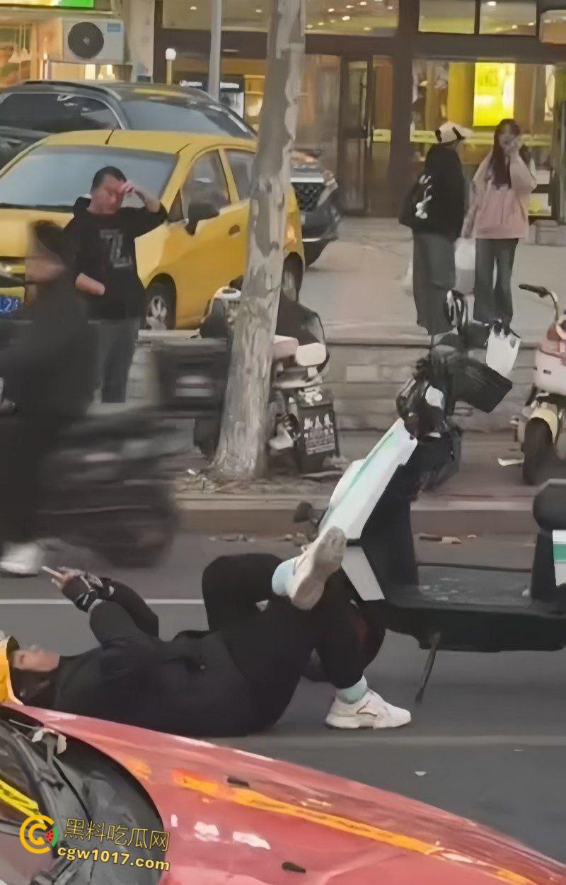 山东日照银色小车撞倒外卖小哥,下车后非但不道歉,反倒暴跳如雷,还遭司机浇水辱骂,路人怒斥霸凌 ! 第7张 山东日照银色小车撞倒外卖小哥,下车后非但不道歉,反倒暴跳如雷,还遭司机浇水辱骂,路人怒斥霸凌 ! 第7张