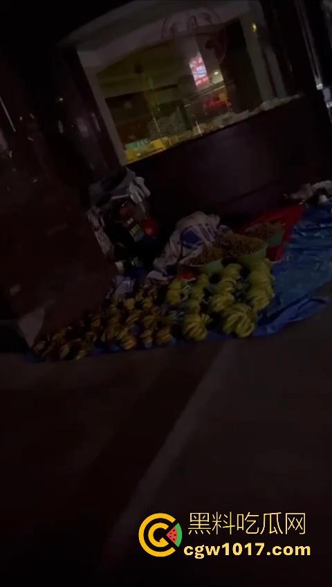 深夜摆摊过夜水果摊主街头做爱，路边铺张被子一盖跟老伴做爱，性欲也是够强的呀，小心点射，别把精液射水果上卖出去！  第2张