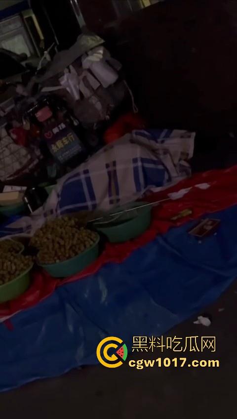 深夜摆摊过夜水果摊主街头做爱，路边铺张被子一盖跟老伴做爱，性欲也是够强的呀，小心点射，别把精液射水果上卖出去！  第3张