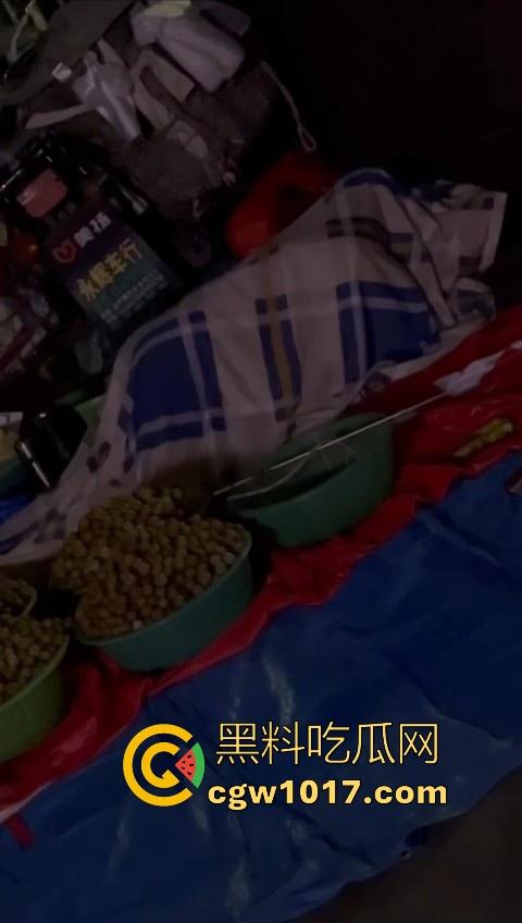 深夜摆摊过夜水果摊主街头做爱，路边铺张被子一盖跟老伴做爱，性欲也是够强的呀，小心点射，别把精液射水果上卖出去！  第5张