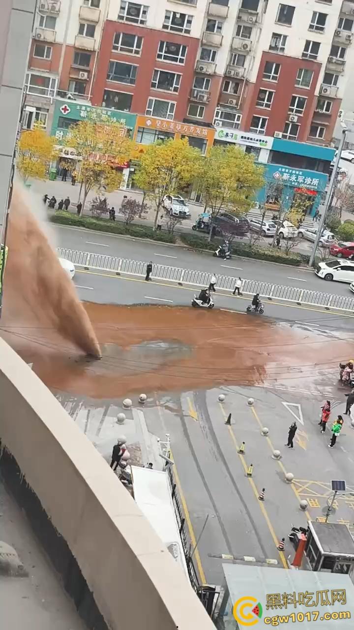 山西太原晋煤悦城，暖气主管道破裂嗷嗷喷水，高温热水裹挟泥沙喷涌而出，水柱高达数米 ！  第1张