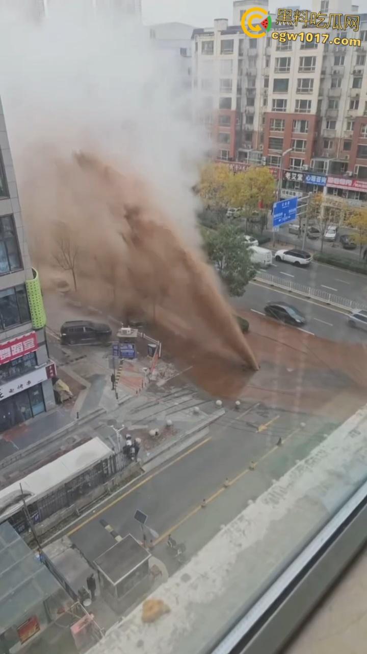 山西太原晋煤悦城，暖气主管道破裂嗷嗷喷水，高温热水裹挟泥沙喷涌而出，水柱高达数米 ！  第3张