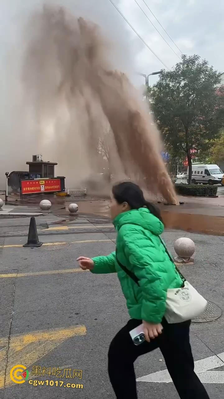 山西太原晋煤悦城，暖气主管道破裂嗷嗷喷水，高温热水裹挟泥沙喷涌而出，水柱高达数米 ！  第5张