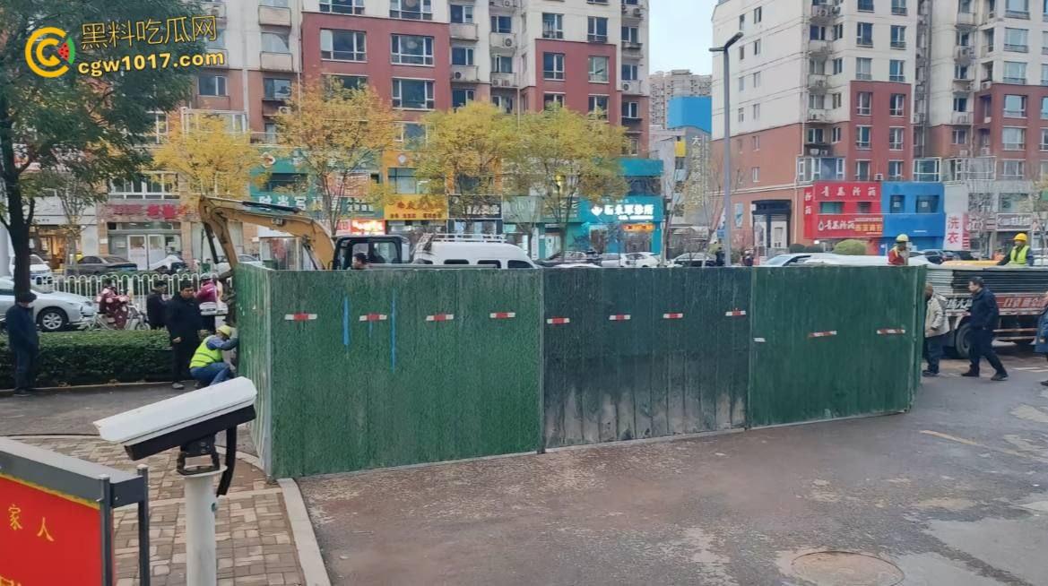 山西太原晋煤悦城，暖气主管道破裂嗷嗷喷水，高温热水裹挟泥沙喷涌而出，水柱高达数米 ！  第7张