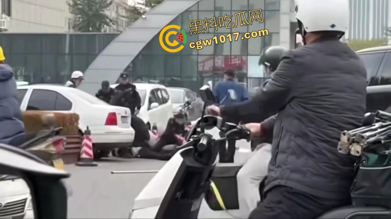 大型纪录片【路虎宣传片】持续为你播出，路虎大哥见义勇为撞翻持刀男子，后退瞄准机会就撞上去，难怪你能开路虎！  第9张