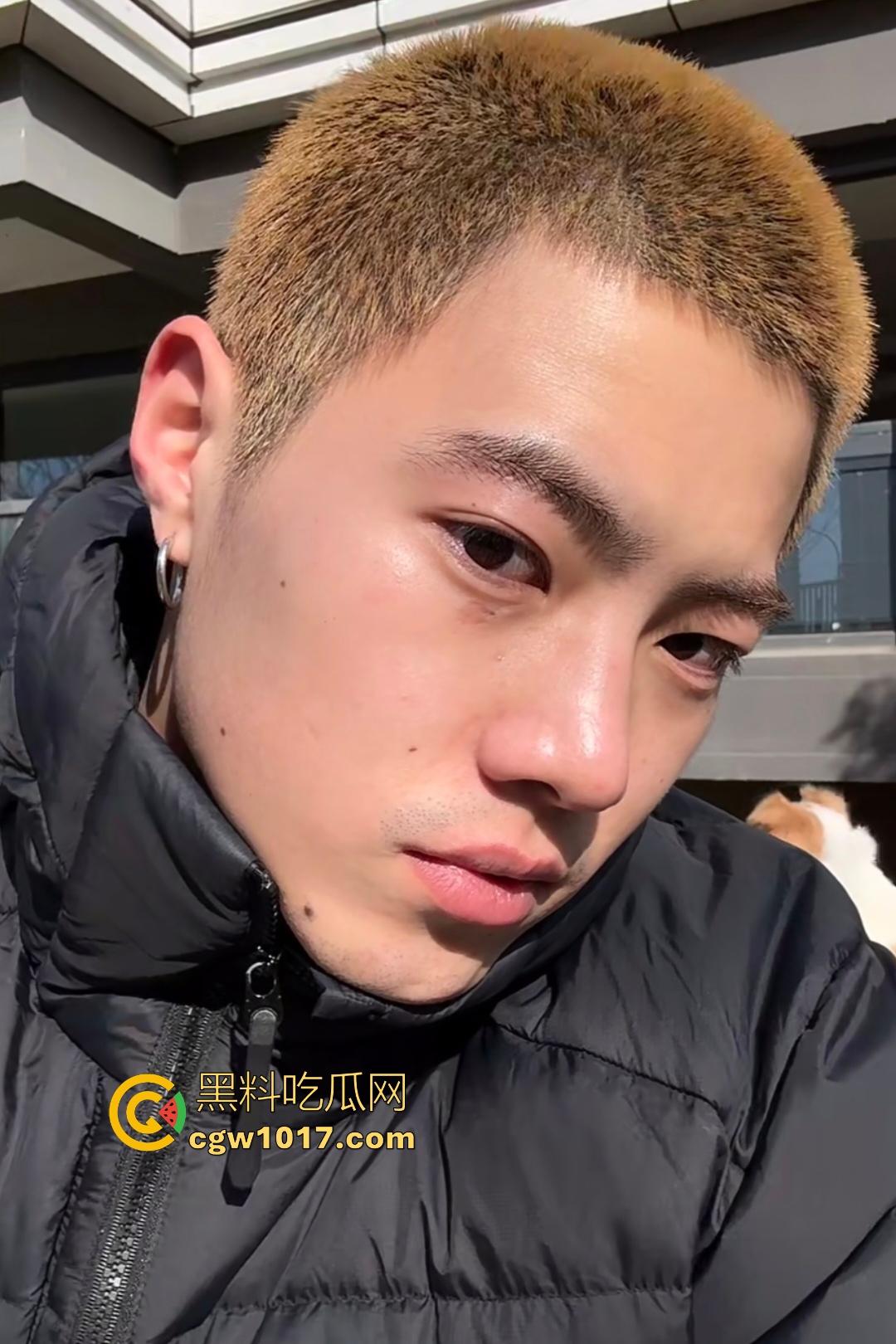 当18岁小伙遇上痴女是什么体验？黄毛小伙大战疯狗痴女，痴女跪地深喉如饿狼吞巨屌白沫拉丝喷脸，精液量大管饱！  第5张