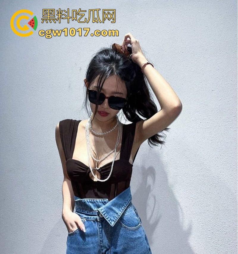 上海高颜值美少妇约炮健身教练，人妻平日端庄贤淑，私下却骚浪成性，女上位骑乘狂摇，被健身教练顶得不要不要的！  第5张