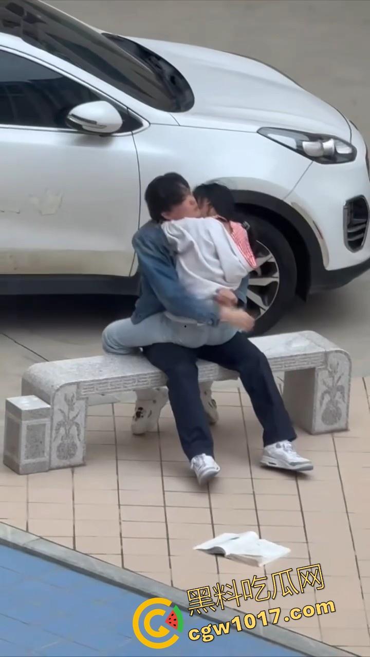 书扔到了地上，奶子握在了手里，从白天到黑夜，从4号楼到教学楼，广东海洋学院色情男女随机户外调教！  第6张